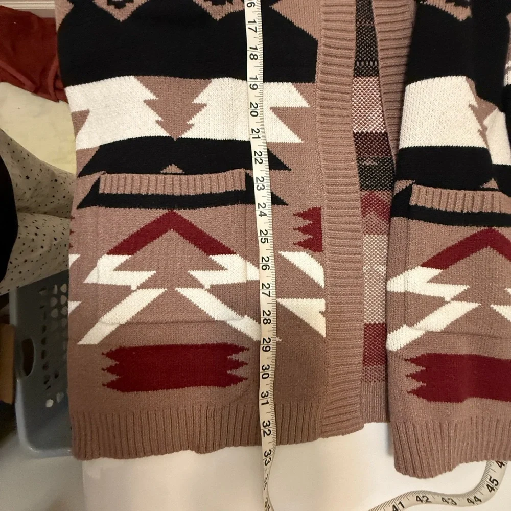 Cardigan Aztec print NWT medium large quality well made oh so yummy